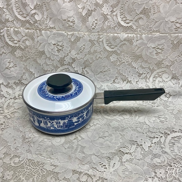 Blue Willow, Enamelware Cookware -Covered Sauce Pan (S) 13in L x 7in D x 4.5in H